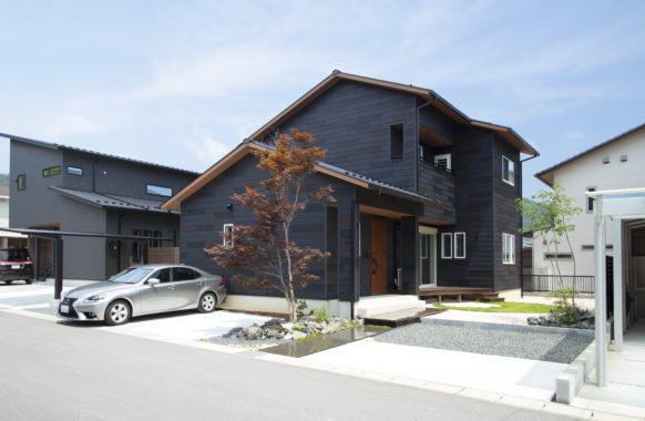 ネイビーとウッドが調和する平屋 山口県山口市の工務店 成匠 なるしょう 注文住宅新築工事 リフォーム リノベーション 店舗デザイン 設計 一級建築士事務所